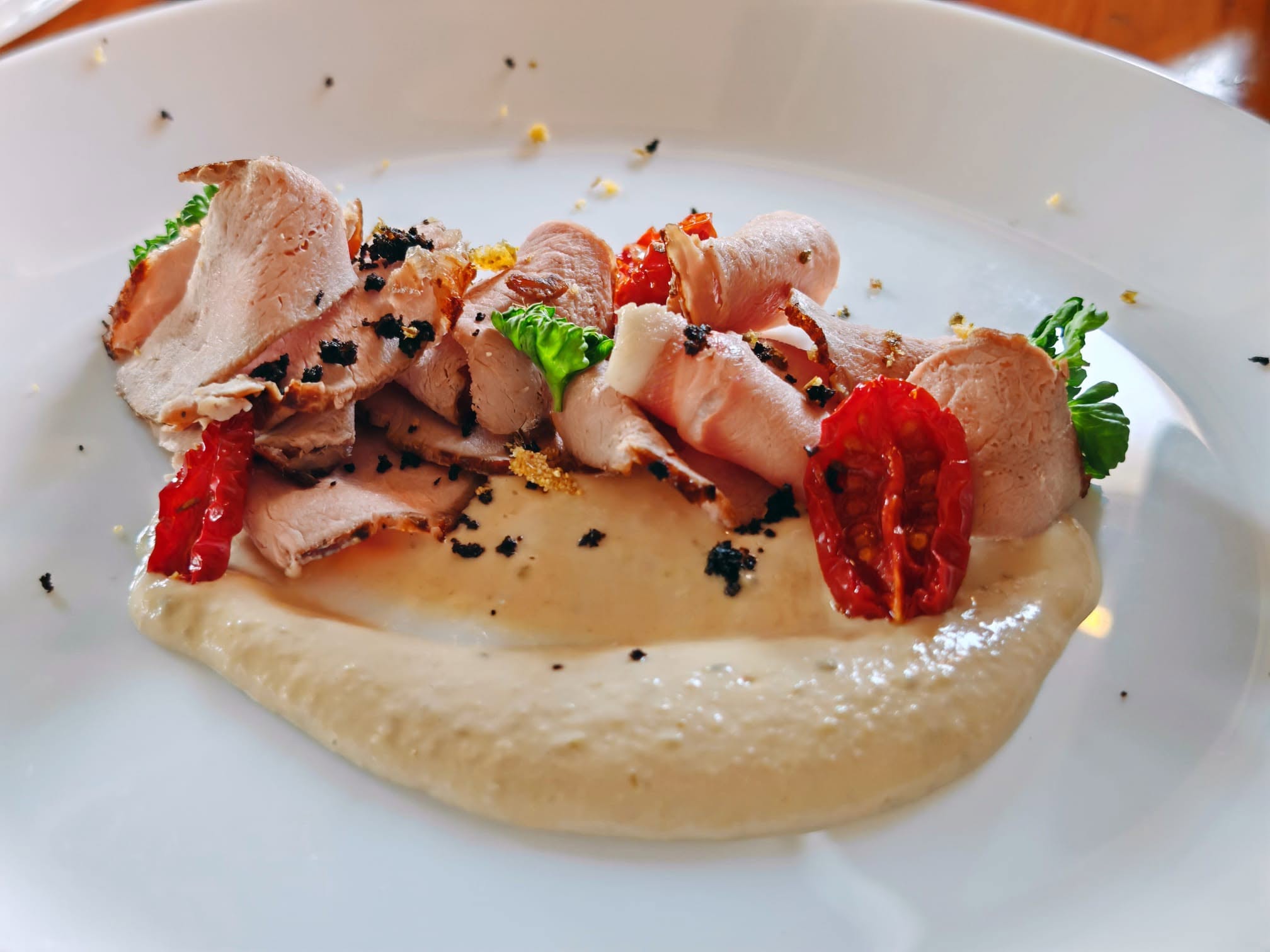 Vitello tonnato su crema, pomodori confit ed erbe