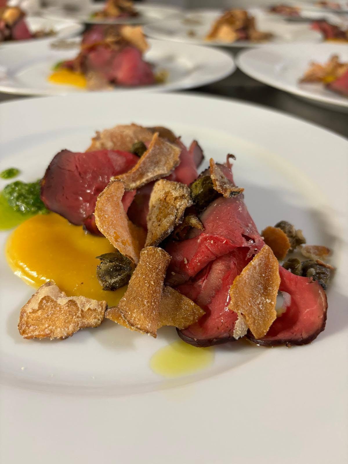 Carne all'inglese con crema di carote, capperi e pane croccante