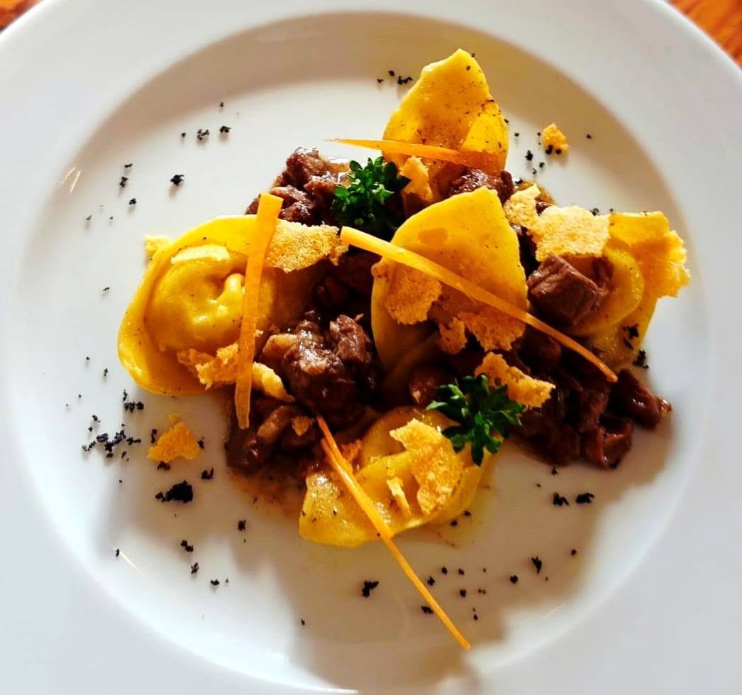 Tortelli con ragù, chips croccanti e julienne di carota