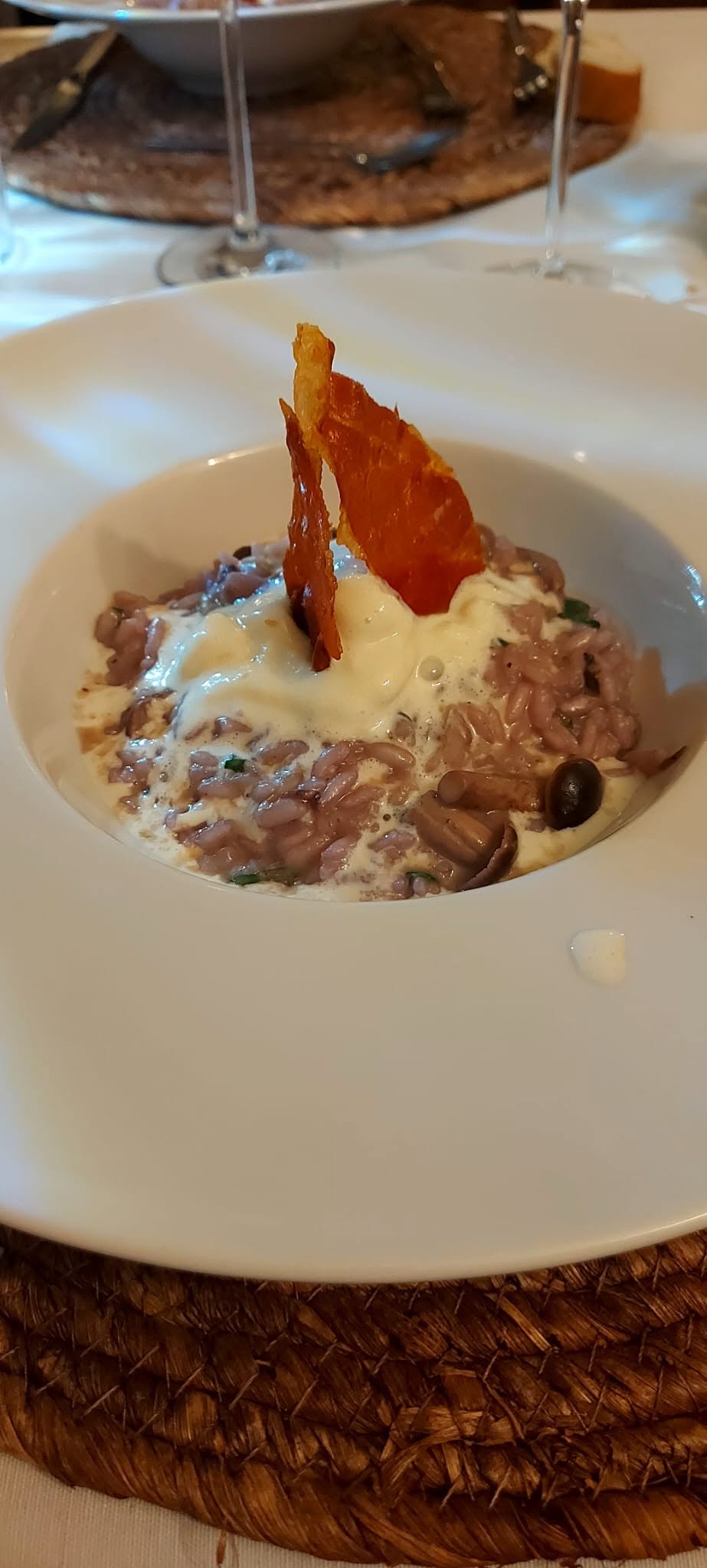 Risotto ai funghi con crema e chips di zucca